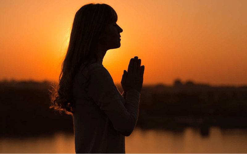 woman_praying_rats_removed_florida